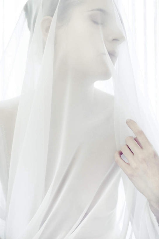 西方人,手,一个人,站,闭眼,竖图,室内,白天,正面,欧洲,欧洲人,仅一个年轻女性,仅一个女性,仅一个人,阴影,朦胧,模糊,反射,影子,扭头,白色,纱巾,站着,转头,手部,遮,遮掩,卫生,掩盖,遮挡,纯真,遮盖,掩饰,洁净,光明,恬静,中间色,朴素,清白,年轻女性,女人,女性,白种人,闭眼睛,闭着眼,闭着眼睛,站立,半身,彩图
