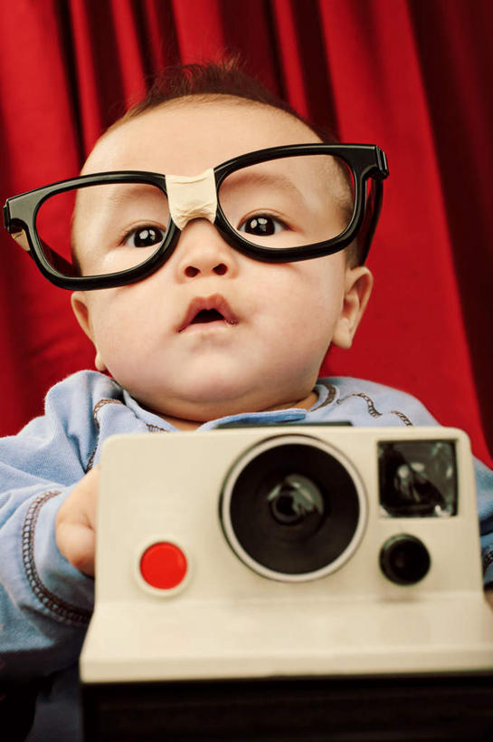 东方人,儿童,脸,头,脸颊,一个人,站,竖图,室内,特写,白天,仰视,纯洁,相机,亚洲,仅一个男性,仅一个人,握,阴影,服装,朦胧,模糊,光线,镜框,影子,灯光,拿,拿着,注视,休闲装,黄种人,肩膀,小孩,衣服,红色,观察,看,站着,仅一个小孩,休闲,休闲服,可爱,童年,童趣,握着,服饰,帷幕,观看,察看,关注,帷幔,幕布,幕帘,童真,烂漫,无邪,帷幔布,天真,男孩,男人,男性,亚洲人,孩子,头部,脸部,脸蛋,面部,照相机,站立,半身,彩图,低角度拍摄,男生