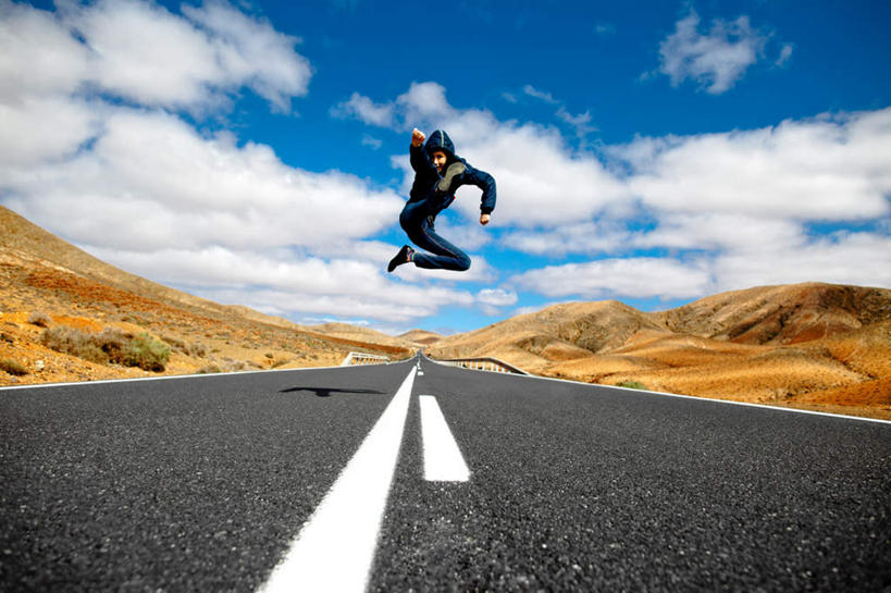 西方人,一个人,跳,横图,室外,白天,仰视,石头,山,山脉,道路,路,公路,西班牙,欧洲,欧洲人,仅一个男性,仅一个人,服装,石子,山峰,云,云朵,分界线,停车线,交通,山峦,半空,云彩,休闲装,仅一个年轻男性,衣服,蓝色,白云,蓝天,天空,群山,天,休闲,休闲服,大西洋,服饰,晴朗,车行道,车行道分界线,加那利群岛,标线,车行线,首府,富埃特文图拉岛,海外领地,大加那利岛,拉斯帕尔马斯,拉斯帕尔马斯省,男人,男性,年轻男性,白种人,石块,岩石,晴空,马路,跳跃,彩图,低角度拍摄,全身