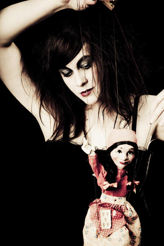 西方人,一个人,站,举,竖图,室内,白天,正面,摆设,欧洲,欧洲人,仅一个年轻女性,仅一个女性,仅一个人,握,黑色背景,艺术,装饰,人偶,墙,拿,拿着,文化,墙壁,墙面,装饰品,黑色,模型,装饰物,工艺品,托,站着,握着,摄影,影棚,华丽,修饰,点缀,高雅,木偶,饰物,简洁,衬托,美观,雅致,雅观,木偶人,木人,年轻女性,女人,女性,白种人,举起,举手,举着,向上举,向上伸,向上托,站立,半身,彩图,影棚拍摄,拍摄