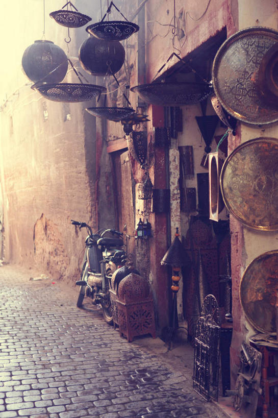 无人,商店,竖图,室外,白天,正面,度假,美景,雾,门,城市风光,城市,路灯,摩托车,照明,非洲,摩洛哥,一辆,阴影,朦胧,模糊,装饰,光线,影子,景观,灯光,娱乐,商铺,弄堂,车,灯,阳光,门框,交通工具,享受,休闲,景色,放松,古董,华丽,修饰,照亮,点缀,迷雾,照明设备,载具,古玩,衬托,美观,雅致,雅观,阿非利加洲,市肆,商号,摩洛哥王国,古典文化,胡衕,衖堂,马拉喀什,大雾,彩图,店铺