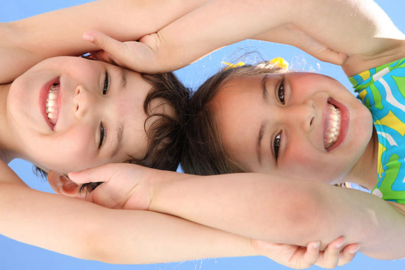 西方人,儿童,两个人,伙伴,朋友,捧,笑,微笑,露齿笑,横图,室外,白天,仰视,友谊,纯洁,欧洲,欧洲人,阴影,光线,影子,注视,小孩,蓝色,黑色,蓝天,天空,阳光,天,观察,看,抓,可爱,童年,童趣,晴朗,观看,察看,抓着,关注,童真,烂漫,无邪,万里无云,天真,友情,男孩,男人,男性,女孩,女人,女性,白种人,长发,晴空,晴空万里,端,端着,捧着,手捧,半身,彩图,低角度拍摄,男生,女生