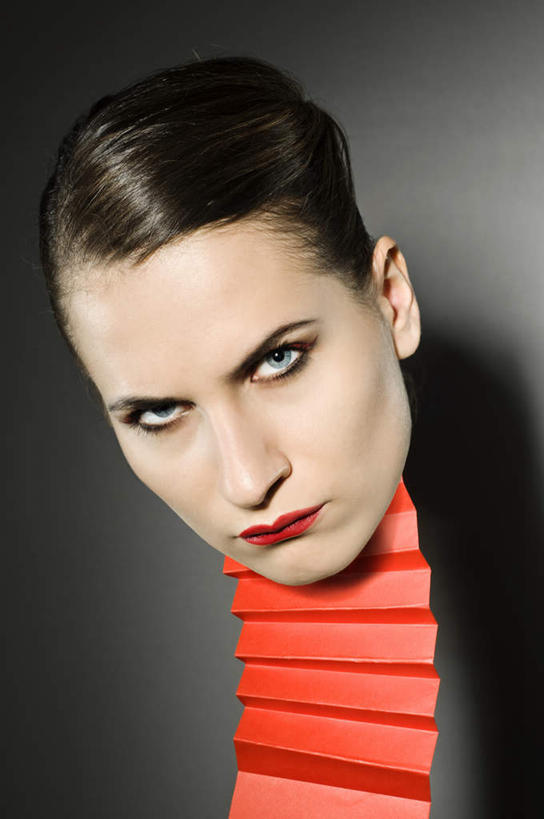 西方人,脸,头,脸颊,一个人,竖图,室内,特写,白天,正面,楼梯,欧洲,欧洲人,仅一个年轻女性,仅一个女性,仅一个人,波纹,灰色背景,生气,阶梯,墙,注视,墙壁,墙面,台阶,红色,灰色,水纹,波浪,观察,看,愤怒,摄影,影棚,观看,察看,发怒,关注,情绪,脾气,恶心,忿怒,怨恨,强烈,恶作剧,激动,年轻女性,女人,女性,白种人,头部,脸部,脸蛋,面部,半身,彩图,影棚拍摄,拍摄