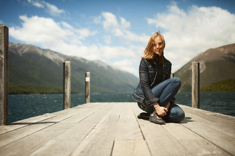 西方人,一个人,码头,蹲,横图,室外,白天,正面,湖,湖泊,山,山脉,水,欧洲,欧洲人,仅一个年轻女性,仅一个女性,仅一个人,握,阴影,波纹,服装,光线,木制,木板,影子,湖面,山峰,水流,水面,云,云朵,桥,木桥,涟漪,山峦,云彩,休闲装,栈桥,衣服,蓝色,黑色,白云,倒影,蓝天,水纹,天空,阳光,木制品,波浪,湖水,群山,天,休闲,休闲服,金色,握着,服饰,晴朗,人行桥,木板桥,倒映,水晕,反照,船埠,年轻女性,女人,女性,白种人,脚踝,长发,晴空,蹲着,彩图,全身