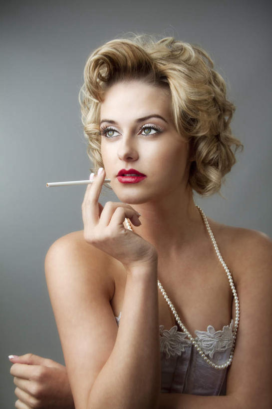 西方人,脸,头,脸颊,一个人,演员,电影明星,坐,吸烟,竖图,室内,特写,白天,正面,晚礼服,香烟,项链,欧洲,欧洲人,仅一个年轻女性,仅一个女性,仅一个人,一根,握,灰色背景,朦胧,模糊,墙,肩膀,墙壁,墙面,装饰品,一个,白色,灰色,饰品,首饰,金色,烟,握着,摄影,影棚,明星,单个,叼,叼着,燕尾服,玛丽莲.梦露,梦露,诺玛.琼.培克,年轻女性,女人,女性,白种人,头部,卷发,脸部,脸蛋,面部,卷烟,烟草,纸烟,影视明星,抽烟,坐着,半身,彩图,影棚拍摄,晚宴服,舞会服,洋服,洋装,夜礼服,拍摄,短发