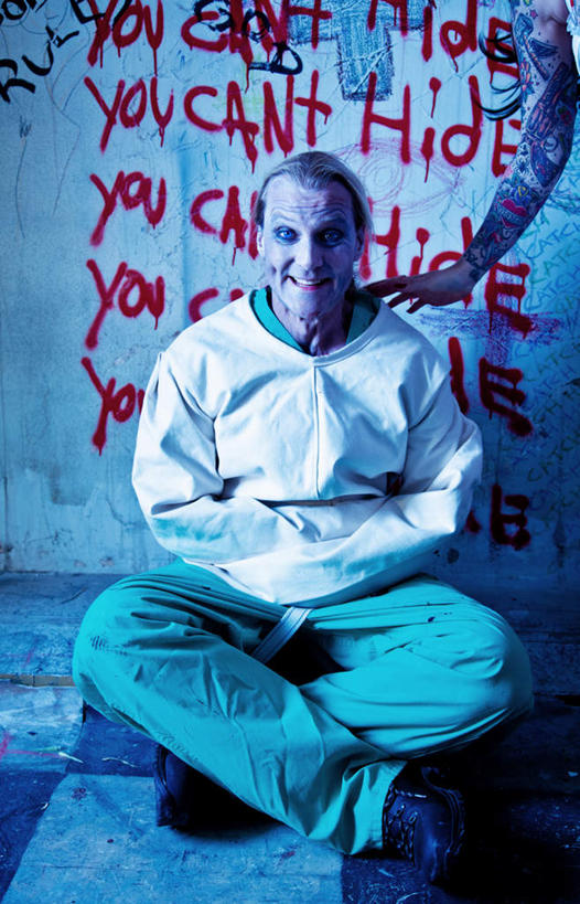 西方人,一个人,坐,笑,盘腿,微笑,露齿笑,竖图,室内,白天,正面,抽象,绘画,欧洲,欧洲人,仅一个男性,仅一个人,一排,许多,艺术,整齐,英文,标志,彩绘,图案,文字,字符,字母,墙,艺术品,古典,注视,文化,标识,墙壁,墙面,排列,仅一个年轻男性,红色,蓝色,黑色,工艺品,观察,看,品味,概念,观看,英文字母,美术,察看,高雅,队列,关注,美学,图文,精神病,神经病,男人,男性,年轻男性,白种人,长发,卷发,盘腿而坐,盘膝,盘着腿的,盘着腿坐,双腿交叉,坐着,彩图,全身,涂鸦