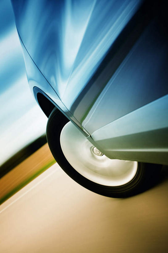 无人,竖图,室外,特写,白天,仰视,植物,道路,路,公路,汽车,一辆,阴影,枯萎,朦胧,模糊,光线,影子,云,云朵,枯草,交通,云彩,车,草,黄色,蓝色,白云,蓝天,天空,阳光,交通工具,轿车,天,驾驶,行驶,晴朗,操纵,控制,载具,转弯,操控,把持,晴空,马路,彩图,低角度拍摄