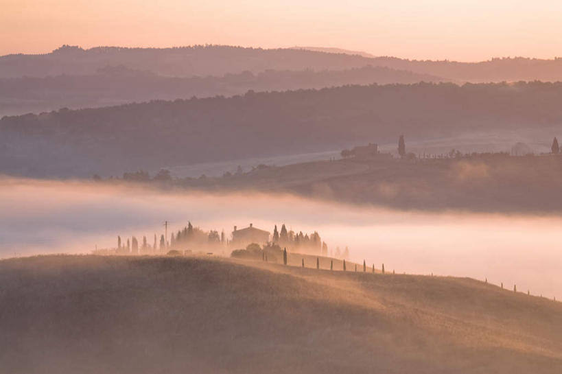 无人,农田,横图,俯视,室外,白天,旅游,度假,庄稼,农作物,草地,草坪,日出,河流,美景,山,山脉,水,太阳,植物,雾,意大利,欧洲,朦胧,模糊,围绕,地平线,河水,景观,山峰,水流,辽阔,地面,朝霞,晨曦,黎明,山峦,背光,娱乐,草,阳光,自然,群山,享受,休闲,广阔,景色,放松,缭绕,一望无际,迷雾,托斯卡纳,锡耶纳,南欧,自然风光,延伸,逆光,旋绕,皮恩扎,意大利共和国,天地相交,萦绕,托斯卡纳大区,无边无际,一马平川,回绕,朝阳,大雾,彩图,高角度拍摄,耕地,庄稼田,破晓