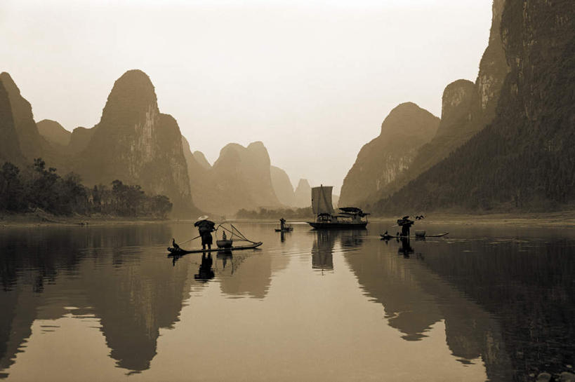 东方人,三个人,站,横图,室外,白天,正面,旅游,度假,河流,美景,山,山脉,水,鸟,钓鱼竿,桂林,中国,亚洲,服装,平静,鸬鹚,鸟类,河水,景观,山峰,水流,山峦,注视,休闲装,黄种人,娱乐,捕鱼,衣服,倒影,天空,自然,群山,天,观察,看,站着,享受,休闲,休闲服,景色,放松,服饰,观看,广西,宁静,渔具,察看,倒映,昏暗,关注,自然风光,鱼鹰,水老鸦,东亚,木排,漓江,木筏,阳朔,广西壮族自治区,中华人民共和国,桂林市,桂,华南地区,灰暗,晦暗,漂泊,反照,阳朔县,男人,男性,年轻男性,亚洲人,钓竿,鱼竿,站立,彩图,全身,钓鱼