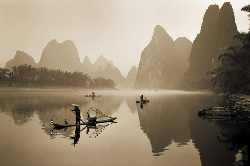 东方人,三个人,站,横图,室外,白天,正面,旅游,度假,河流,美景,山,山脉,水,雾,鸟,钓鱼竿,桂林,中国,亚洲,一排,阴影,竹制,服装,朦胧,模糊,整齐,平静,编织,光线,鸬鹚,鸟类,影子,竹排,河水,景观,山峰,水流,运输工具,山峦,注视,休闲装,黄种人,娱乐,捕鱼,竹筏,排列,衣服,倒影,天空,阳光,自然,交通工具,群山,天,观察,看,站着,享受,休闲,休闲服,景色,放松,服饰,观看,广西,竹条,宁静,渔具,迷雾,察看,倒映,竹制品,昏暗,队列,关注,自然风光,载具,鱼鹰,水老鸦,东亚,漓江,阳朔,广西壮族自治区,中华人民共和国,桂林市,桂,华南地区,灰暗,晦暗,漂泊,反照,水上交通工具,阳朔县,男人,男性,中年男性,亚洲人,钓竿,鱼竿,大雾,站立,彩图,全身,钓鱼