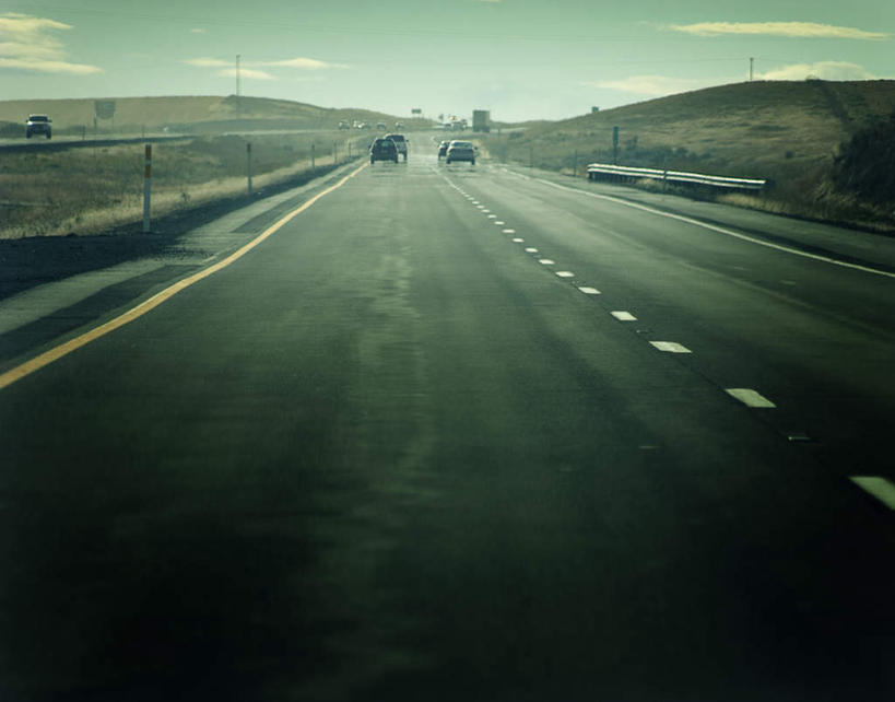 无人,横图,室外,白天,正面,山,山脉,道路,路,公路,阴影,朦胧,模糊,光线,影子,地平线,山峰,云,云朵,高架,辽阔,分界线,地面,停车线,交通,山峦,云彩,蓝色,白云,蓝天,天空,阳光,群山,天,广阔,晴朗,车行道,车行道分界线,一望无际,笔直,延伸,标线,高架桥,车行线,高架道路,跨线桥,天地相交,笔挺,无边无际,一马平川,延长,晴空,彩图