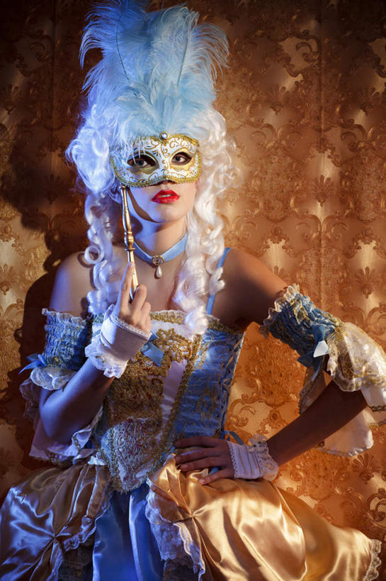 西方人,一个人,站,竖图,室内,白天,正面,晚礼服,化妆,美容,欧洲,欧洲人,仅一个年轻女性,仅一个女性,仅一个人,护肤,握,朦胧,模糊,面具,灯光,拿,拿着,注视,手叉腰,一个,黄色,叉腰,观察,看,站着,一件,保养,享受,休闲,放松,握着,遮,遮掩,保健,单个,观看,察看,掩盖,遮挡,关注,遮盖,养颜,舞会,掩饰,尤物,年轻女性,女人,女性,白种人,站立,半身,彩图,晚宴服,舞会服,洋服,洋装,夜礼服,佳丽,丽人,美人