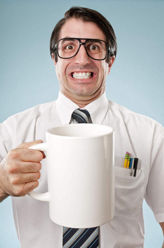 西方人,一个人,商务人士,商务男性,站,竖图,室内,白天,正面,衬衫,杯子,欧洲,欧洲人,仅一个男性,仅一个人,仅一个中年男性,一副,戴,握,套装,眼镜,陶瓷,领带,陶瓷制品,拿,拿着,注视,一只,马克杯,水杯,观察,看,站着,握着,观看,戴着,察看,象征,庄重,关注,商务装,身份,近视眼镜,工薪阶层,正式,地位,龇牙咧嘴,男人,男性,中年男性,白种人,白领,上班族,站立,半身,彩图,衬衣