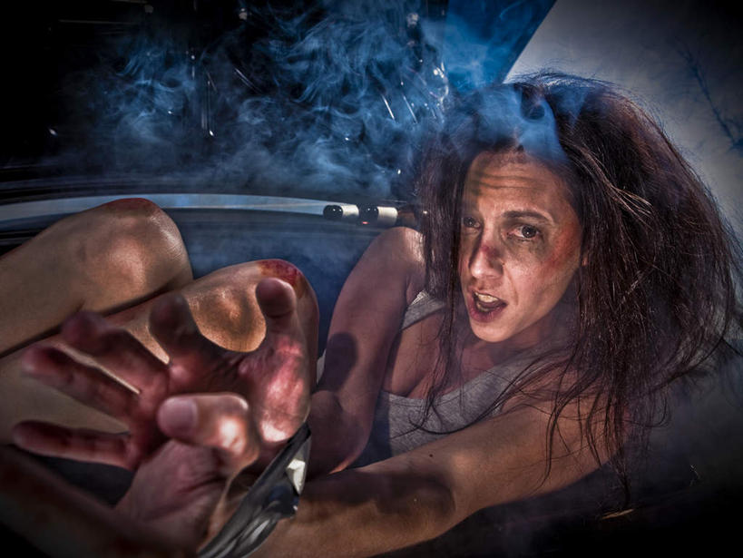 西方人,手,一个人,躺,横图,俯视,室外,特写,夜晚,汽车,欧洲,欧洲人,仅一个女性,仅一个人,一辆,一双,阴影,服装,光线,影子,烟雾,灯光,注视,休闲装,车,衣服,交通工具,轿车,观察,看,伸,张嘴,仅一个中年女性,休闲,手部,休闲服,服饰,肮脏,观看,害怕,屈,察看,胆怯,关注,载具,张大嘴巴,邋遢,畏惧,龌龊,污秽,卧着,女人,女性,中年女性,白种人,张开嘴,躺着,卧,半身,彩图,高角度拍摄