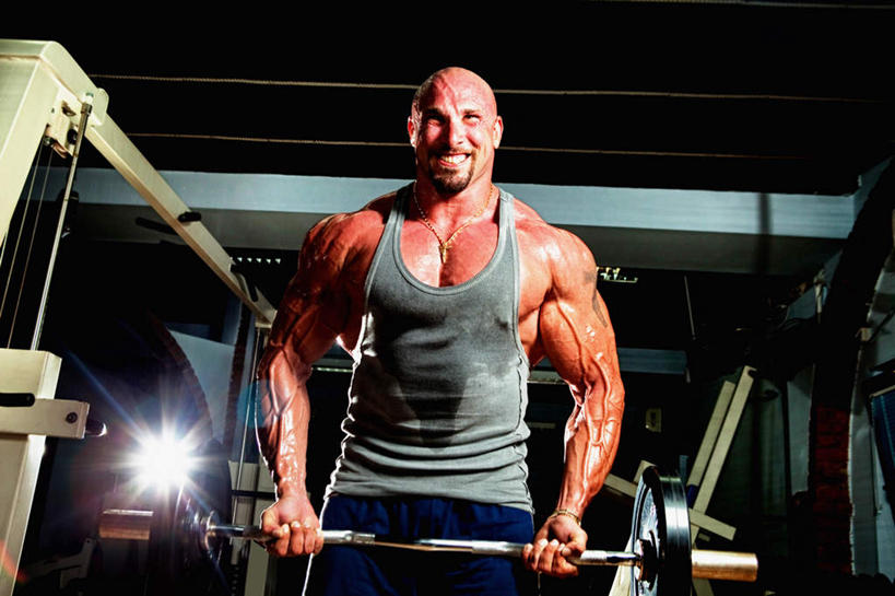 西方人,肌肉,秃头,健壮,一个人,健身房,站,横图,室内,白天,仰视,T恤衫,锻炼,运动,举重,杠铃,欧洲,欧洲人,仅一个男性,仅一个人,阴影,光线,影子,灯光,T恤,注视,运动器械,仅一个年轻男性,观察,看,站着,健康,健身器械,活力,力量,提,汗水,观看,青春,察看,提着,健美,强壮,关注,瘦身,健身器材,塑形,强健,杠铃操,吃力,费力,健旺,矫健,体育,杠铃运动,男人,男性,年轻男性,白种人,光头,无发,站立,半身,彩图,低角度拍摄,眩光,健身,健身馆,运动器材,举重运动