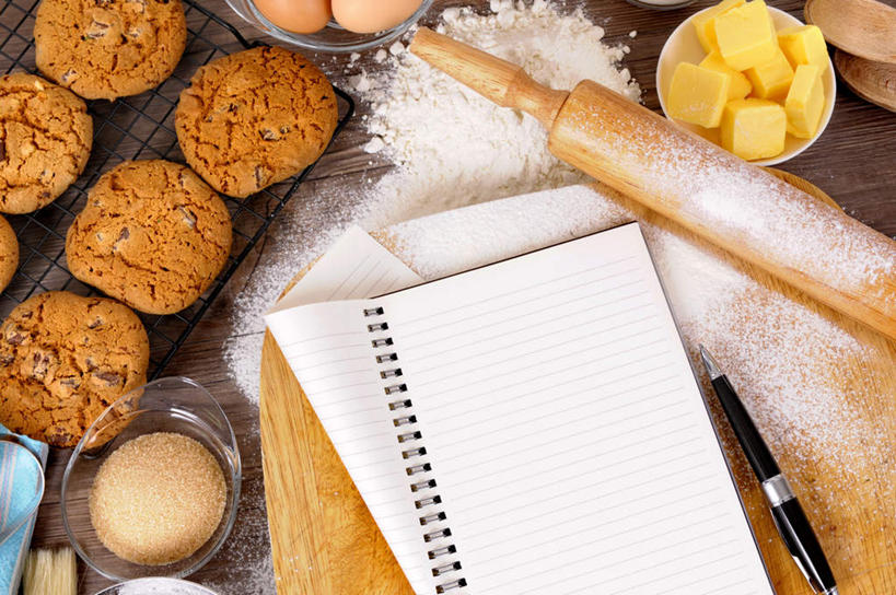 点心,无人,横图,俯视,室内,白天,一排,许多,整齐,笔,粉末,擀面杖,面粉,食品,案板,办公用品,记事本,圆珠笔,很多,粮食,文具,砧板,食物,排列,一个,本子,笔记本,学习用品,饼干,零食,粉,单个,文具用品,农产品,放置,搁置,安排,队列,面团分切机,原材料,粉状,彩图,高角度拍摄