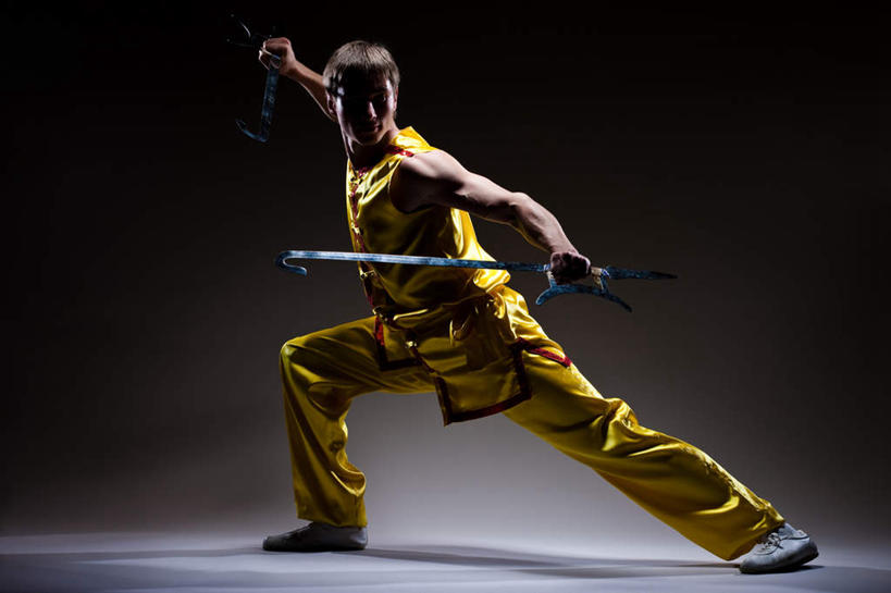 东方人,手,一个人,站,举,横图,室内,白天,正面,民族服装,竞争,武术,亚洲,仅一个男性,仅一个人,对抗,握,阴影,黑色背景,服装,冲突,光线,影子,拿,拿着,注视,黄种人,破坏,仅一个年轻男性,衣服,黄色,观察,看,托,站着,手部,武器,战争,握着,摄影,服饰,影棚,观看,功夫,损坏,察看,剑,攻击,威胁,衣着,穿着,对立,关注,矛盾,兵器,防御,敌对,挫败,斗争,抗拒,抗衡,凶器,杀伤,威慑,衣饰,危险,男人,男性,年轻男性,亚洲人,举起,举手,举着,向上举,向上伸,向上托,站立,彩图,全身,影棚拍摄,传统服装,民俗服,拍摄