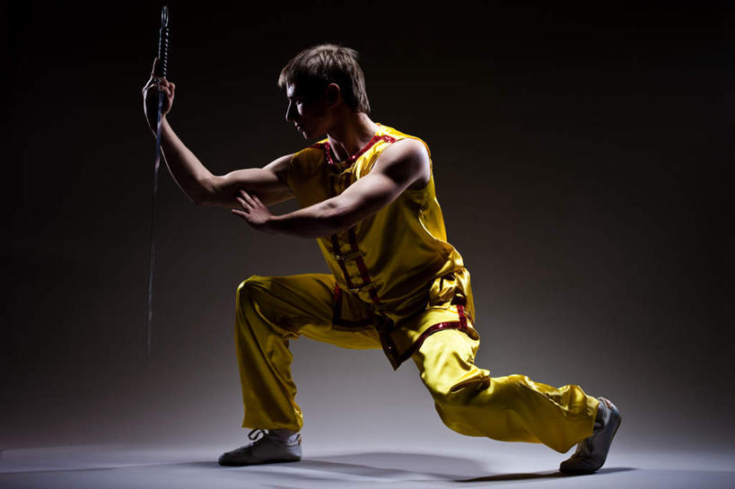 东方人,手,拳,一个人,站,举,横图,室内,白天,正面,民族服装,竞争,武术,亚洲,仅一个男性,仅一个人,对抗,阴影,黑色背景,冲突,光线,影子,注视,黄种人,破坏,仅一个年轻男性,黄色,观察,看,托,站着,手部,武器,战争,摄影,影棚,观看,功夫,损坏,察看,剑,攻击,威胁,对立,关注,矛盾,兵器,防御,敌对,挫败,斗争,抗拒,抗衡,杀伤,威慑,危险,男人,男性,年轻男性,亚洲人,拳头,举起,举手,举着,向上举,向上伸,向上托,站立,彩图,全身,影棚拍摄,传统服装,民俗服,拍摄