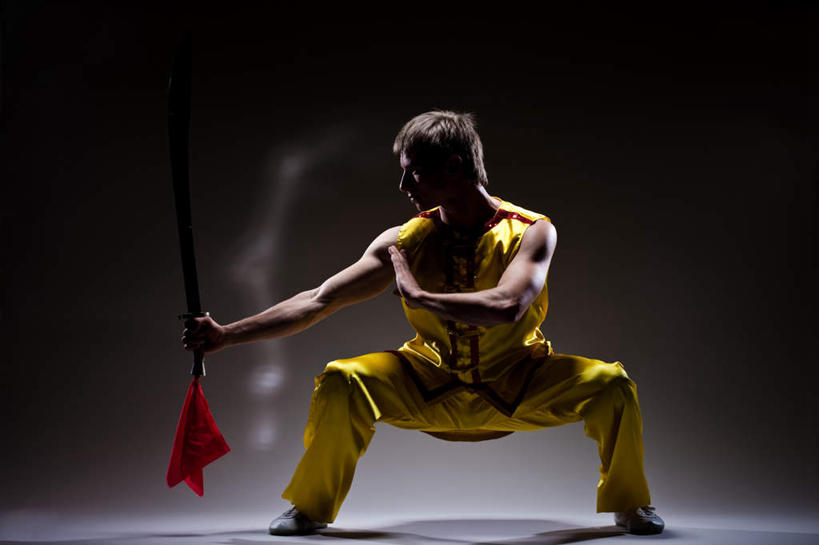 东方人,手,一个人,站,举,横图,室内,白天,正面,民族服装,竞争,武术,亚洲,仅一个男性,仅一个人,对抗,握,阴影,黑色背景,服装,冲突,光线,影子,拿,拿着,注视,黄种人,破坏,仅一个年轻男性,衣服,黄色,观察,看,托,站着,手部,武器,战争,握着,摄影,服饰,影棚,观看,功夫,损坏,察看,剑,攻击,威胁,衣着,穿着,对立,关注,矛盾,兵器,防御,敌对,挫败,斗争,抗拒,抗衡,杀伤,威慑,衣饰,危险,男人,男性,年轻男性,亚洲人,举起,举手,举着,向上举,向上伸,向上托,站立,彩图,全身,影棚拍摄,传统服装,民俗服,拍摄