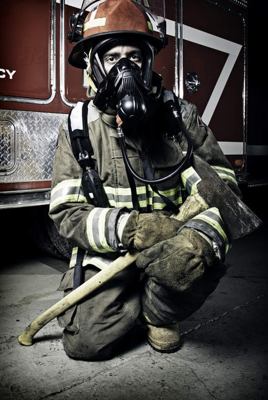 西方人,手,一个人,消防员,消防站,蹲,竖图,室外,夜晚,正面,工作服,制服,安全,救火车,帽子,欧洲,欧洲人,仅一个男性,仅一个人,握,阴影,分离,光线,工具,头盔,影子,过滤,拿,分开,拿着,注视,仅一个年轻男性,红色,安全帽,口罩,观察,看,手部,隔断,握着,遮掩,观看,隔离,消防,察看,卫生,掩盖,遮挡,关注,净化,间隔,斧头,预防,灭火,遮盖,防尘,掩饰,斧子,断绝,隔开,屏蔽,屏绝,远离,中断,阻遏,阻隔,工作制服,男人,男性,年轻男性,白种人,救火员,消防车,蹲着,彩图,全身,工作套服,消防局