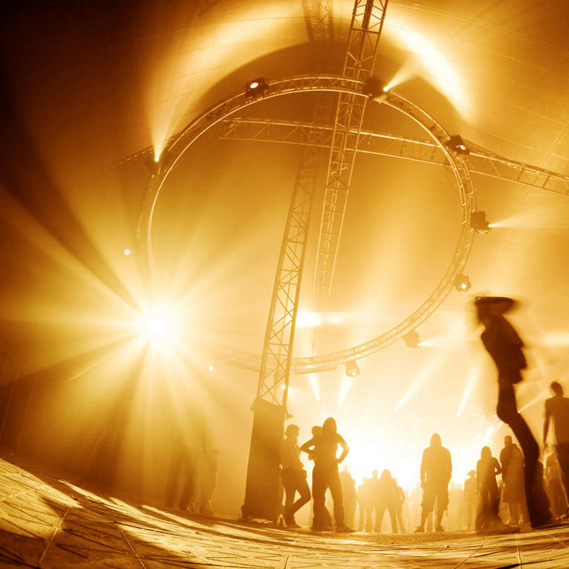 西方人,方图,室内,夜晚,正面,聚会,跳舞,照明,欧洲,欧洲人,阴影,服装,光线,影子,灯光,地面,光圈,许多人,背光,注视,休闲装,灯,衣服,灯具,观察,看,一群人,休闲,休闲服,铁架,狂欢,服饰,观看,聚光灯,照亮,察看,照明设备,关注,集会,舞姿,逆光,聚首,男人,男性,年轻男性,年轻女性,女人,女性,白种人,彩图,全身,舞蹈