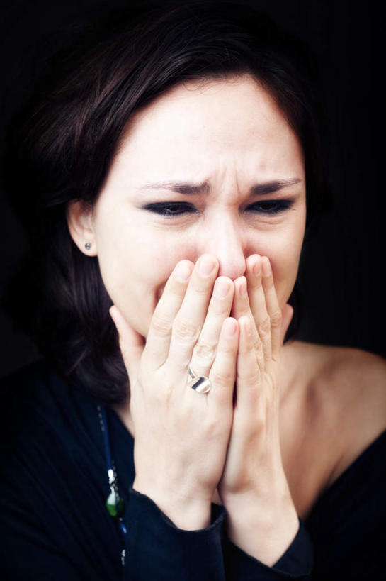 西方人,脸,头,脸颊,手,一个人,站,举,哭,竖图,室内,特写,白天,正面,欧洲,欧洲人,仅一个年轻女性,仅一个女性,仅一个人,阴影,黑色背景,服装,光线,影子,休闲装,衣服,托,站着,休闲,难受,手部,休闲服,遮,遮掩,忧伤,摄影,服饰,影棚,掩盖,遮挡,难过,尴尬,痛苦,惆怅,遮盖,掩饰,丢脸,难熬,难得,难堪,难看,为难,年轻女性,女人,女性,白种人,头部,脸部,脸蛋,面部,举起,举手,举着,向上举,向上伸,向上托,站立,半身,彩图,影棚拍摄,哭泣,哭啼,拍摄