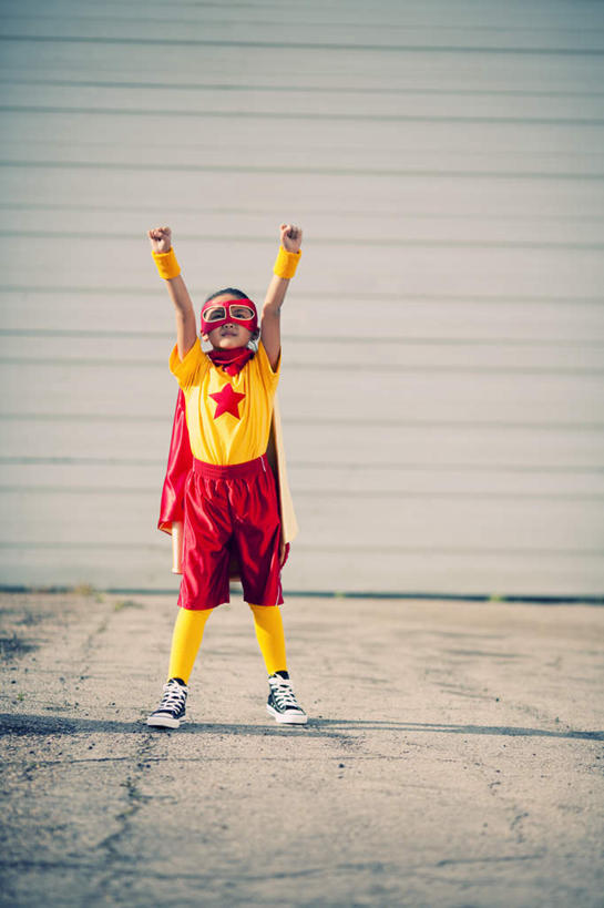 东方人,儿童,一个人,站,举,竖图,室外,白天,正面,纯洁,亚洲,仅一个男性,仅一个人,阴影,服装,光线,影子,注视,黄种人,小孩,衣服,阳光,观察,看,托,站着,仅一个小孩,可爱,童年,童趣,服饰,观看,正义,察看,衣着,穿着,关注,超人,童真,烂漫,无邪,衣饰,超级英雄,英雄,超能力,公理,天真,男孩,男人,男性,亚洲人,孩子,举起,举手,举着,向上举,向上伸,向上托,站立,彩图,全身,男生