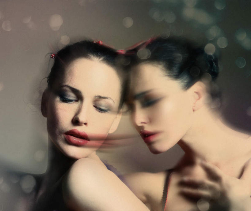 西方人,脸,头,脸颊,脖子,手,两个人,站,闭眼,横图,室内,特写,白天,正面,欧洲,欧洲人,阴影,朦胧,模糊,鲜艳,光线,影子,灯光,美丽,漂亮,肩膀,站着,手部,连续,优美,摩登,艳丽,持续,斑斓,标致,瑰丽,娇艳,锦绣,娟秀,俊丽,奇丽,俏丽,时兴,秀丽,继续,接连,陆续,延续,一连,年轻女性,女人,女性,白种人,头部,脖,颈,颈部,脸部,脸蛋,面部,闭眼睛,闭着眼,闭着眼睛,站立,半身,彩图