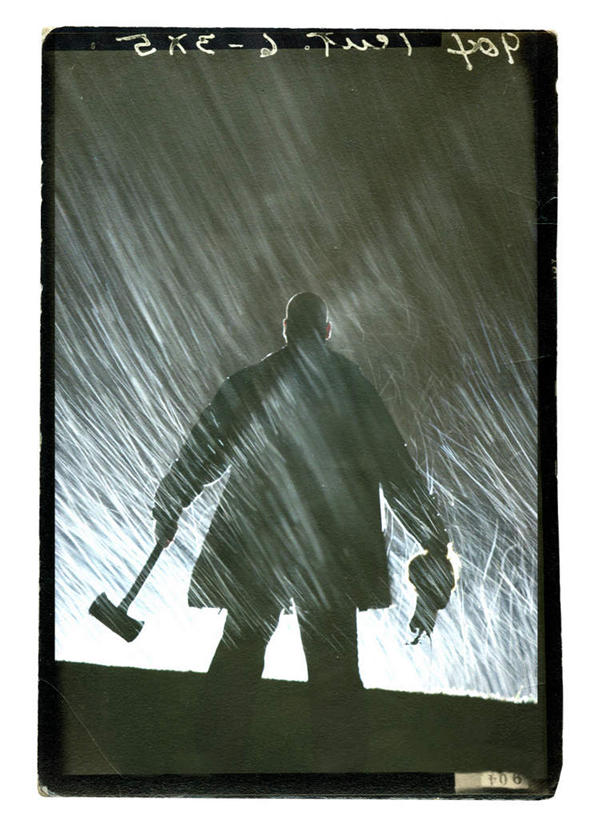 西方人,秃头,一个人,站,竖图,室外,夜晚,仰视,雨,暴雨,大雨,哺乳动物,欧洲,欧洲人,仅一个男性,仅一个人,仅一个中年男性,握,阴影,光线,兔子,工具,影子,拿,拎,拿着,一只,动物,站着,握着,保暖,细雨,兔,防寒,御寒,狩猎,雨衣,打猎,斧头,透气,防水,斧子,冲锋服,冲锋衣,防潮,户外用品,男人,男性,中年男性,白种人,光头,无发,小雨,站立,彩图,低角度拍摄,全身,拎着