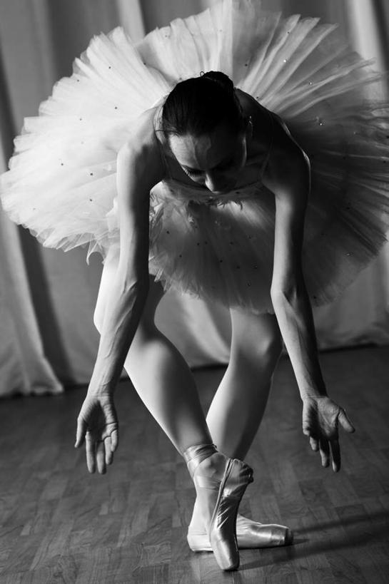 西方人,一个人,站,竖图,室内,白天,正面,裙子,跳舞,芭蕾,地板,鞋子,欧洲,欧洲人,仅一个年轻女性,仅一个女性,仅一个人,弯腰,阴影,光线,影子,地面,注视,木地板,阳光,观察,看,站着,短裙,观看,察看,舞鞋,关注,芭蕾舞鞋,舞姿,芭蕾鞋,弯身,芭蕾舞裙,芭蕾裙,足尖鞋,芭蕾舞,年轻女性,女人,女性,白种人,站立,彩图,全身,舞蹈