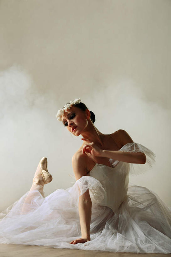 西方人,一个人,跳舞者,坐,竖图,室内,白天,正面,跳舞,芭蕾,地板,鞋子,欧洲,欧洲人,仅一个年轻女性,仅一个女性,仅一个人,表演,阴影,光线,影子,地面,注视,木地板,扮演,观察,看,观看,察看,演出,舞鞋,关注,芭蕾舞鞋,舞姿,芭蕾鞋,足尖鞋,芭蕾舞,年轻女性,女人,女性,白种人,舞蹈家,舞蹈演员,舞者,坐着,彩图,全身,舞蹈