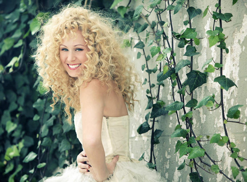 西方人,一个人,站,笑,微笑,露齿笑,横图,室外,白天,侧面,裙子,植物,叶子,欧洲,欧洲人,仅一个年轻女性,仅一个女性,仅一个人,阴影,连衣裙,模糊,光线,纹理,影子,长春藤,常春藤,藤条,绿叶,注视,手叉腰,绿色,阳光,抹胸,叉腰,观察,看,站着,嫩叶,观看,察看,双手叉腰,关注,肌理,永恒,抹胸裙,不朽,忠实,洋常春藤,含糊,恍惚,模胡,依稀,隐约,年轻女性,女人,女性,白种人,叶,叶片,叶脉,站立,半身,彩图,常青藤