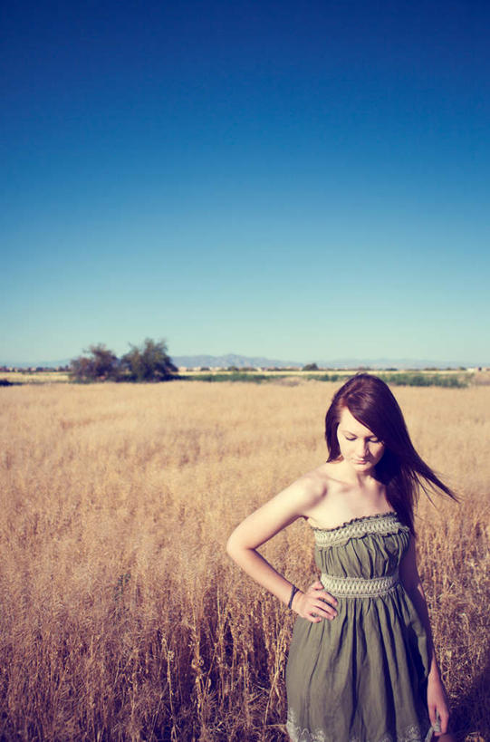 西方人,一个人,农田,微笑,竖图,室外,白天,正面,裙子,农业,庄稼,农作物,美景,植物,欧洲,欧洲人,仅一个年轻女性,仅一个女性,仅一个人,阴影,连衣裙,光线,影子,稻田,景观,旷野,田野,辽阔,墨绿,手叉腰,树,树木,蓝色,绿色,蓝天,天空,阳光,自然,抹胸,天,叉腰,广阔,景色,生长,晴朗,成长,自然风光,原野,茶青,万里无云,抹胸裙,广大,广宽,空阔,年轻女性,女人,女性,白种人,长发,晴空,晴空万里,半身,彩图,耕地,庄稼田