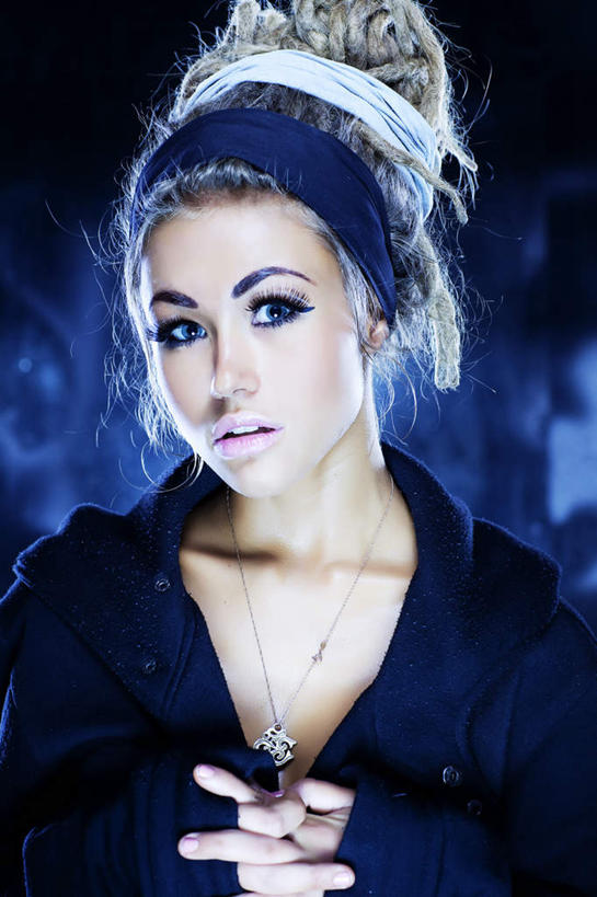 西方人,脸,头,眼睛,脸颊,眉毛,睫毛,手,头发,一个人,模特,竖图,室内,特写,白天,正面,项链,欧洲,欧洲人,瞳孔,仅一个年轻女性,仅一个女性,仅一个人,装饰,头饰,肩膀,装饰品,蓝色,饰品,首饰,手部,金色,大衣,眼部,华丽,修饰,点缀,深色,衬托,美观,雅致,雅观,尤物,年轻女性,女人,女性,白种人,头部,睫,脸部,脸蛋,眉,面部,眼,眼睫毛,眼眉,模特儿,半身,彩图,眼眉毛,佳丽,丽人,美人