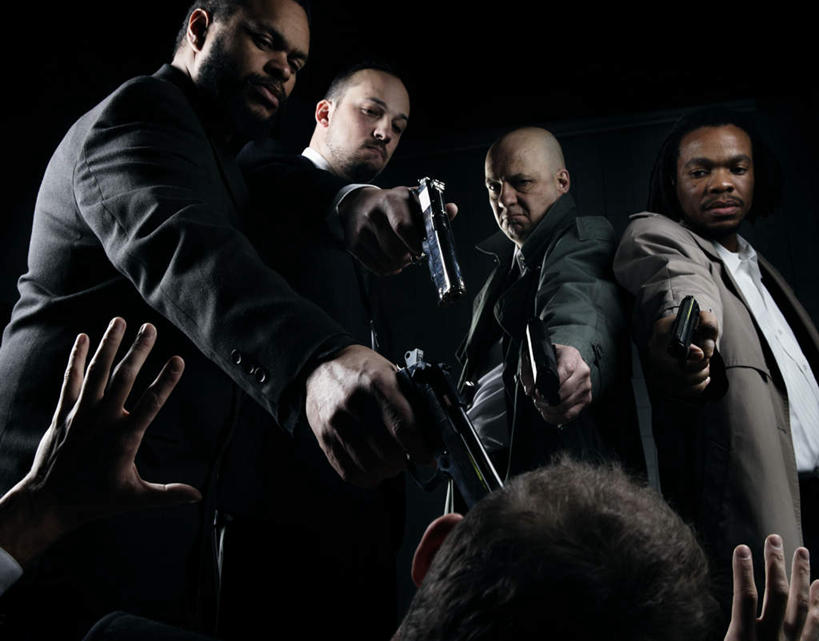 西方人,站,跪,横图,室内,白天,仰视,西装,竞争,射击,欧洲,黑人,欧洲人,五个人,一排,对抗,握,阴影,套装,正装,整齐,冲突,光线,枪支,影子,许多人,拿,拿着,注视,职业装,破坏,排列,黑色,观察,看,站着,一群人,武器,战争,握着,摄影,手枪,影棚,观看,损坏,察看,攻击,威胁,队列,对立,关注,矛盾,兵器,对准,瞄准,投降,防御,枪械,佩服,杀害,弹夹,敌对,挫败,斗争,抗拒,抗衡,杀伤,威慑,威逼,要挟,降服,投诚,殛毙,戕害,杀戮,屠戮,子弹夹,危险,男人,男性,年轻男性,白种人,屈膝,跪着,站立,半身,彩图,低角度拍摄,影棚拍摄,拍摄