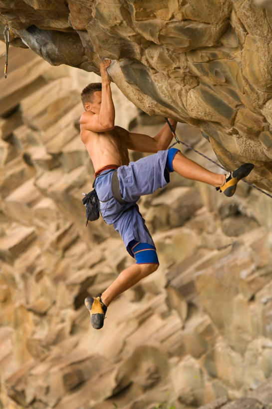 西方人,肌肉,健壮,一个人,攀登,竖图,俯视,室外,白天,锻炼,旅游,度假,探险,运动,攀岩,石头,山,山脉,欧洲,欧洲人,仅一个男性,仅一个人,阴影,裤子,光线,石子,影子,山峰,悬崖,山峦,牛仔裤,娱乐,极限运动,仅一个年轻男性,阳光,群山,享受,休闲,陡峭,健康,爬,放松,活力,力量,青春,支撑,强壮,室外运动,极限,户外运动,绝壁,笔陡,峻峭,力气,气力,支持,撑持,冒险,体育,男人,男性,年轻男性,白种人,石块,岩石,登山,攀爬,彩图,高角度拍摄,全身,健身