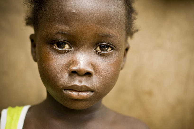 西方人,儿童,脸,头,脸颊,一个人,站,横图,室外,白天,正面,纯洁,欧洲,非洲,黑人,欧洲人,仅一个女性,仅一个人,朦胧,模糊,注视,小孩,观察,看,站着,仅一个小孩,可爱,童年,童趣,忧伤,观看,失望,察看,绝望,难过,贫困,贫穷,关注,忧郁,童真,饥饿,烂漫,无邪,困难,贫苦,穷苦,清苦,清贫,天真,女孩,女人,女性,非洲人,孩子,头部,脸部,脸蛋,面部,站立,半身,彩图,哀伤,女生