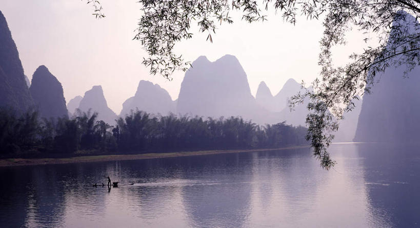 划船,无人,横图,室外,白天,正面,日出,湖,湖泊,石头,美景,山,山脉,树林,水,太阳,植物,雾,桂林,中国,亚洲,一排,阴影,波纹,竹制,朦胧,模糊,整齐,平静,编织,光线,石子,影子,竹排,湖面,景观,山峰,水流,水面,运输工具,朝霞,晨曦,黎明,涟漪,山峦,竹筏,树,树木,排列,绿色,倒影,水纹,阳光,自然,交通工具,波浪,湖水,群山,景色,安静,生长,成长,广西,竹条,宁静,迷雾,倒映,竹制品,队列,静谧,自然风光,载具,东亚,阳朔,广西壮族自治区,中华人民共和国,桂林市,桂,华南地区,水晕,镇静,冷静,沉静,恬静,安祥,僻静,清静,太平,荡舟,反照,水上交通工具,阳朔县,石块,岩石,朝阳,大雾,彩图,破晓