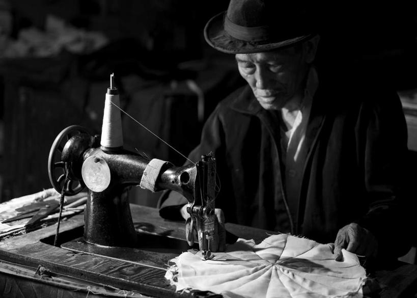 东方人,手,一个人,裁缝,坐,横图,黑白,室内,特写,白天,帽子,亚洲,仅一个男性,仅一个人,握,花纹,服装,布,草帽,图案,拿,布纹,拿着,注视,休闲装,黄种人,缝纫机,纺织,衣服,低头,观察,看,仅一个老年男性,手部,休闲服,握着,服饰,观看,布匹,察看,关注,老年男性,男人,男性,亚洲人,裁缝师,坐着,半身