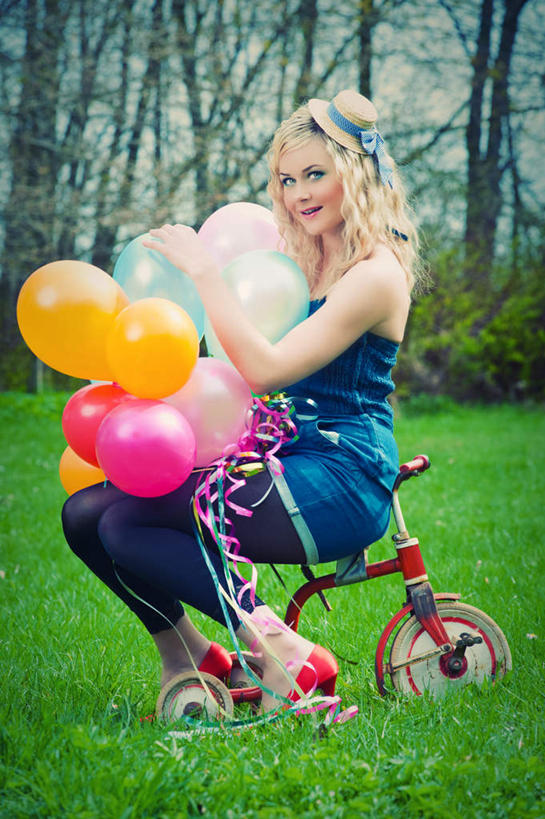 西方人,一个人,坐,笑,微笑,竖图,室外,白天,侧面,高跟鞋,时尚,游戏,草地,草坪,植物,玩具,鞋子,欧洲,欧洲人,仅一个年轻女性,仅一个女性,仅一个人,许多,握,阴影,服装,装饰,光线,头饰,影子,塑料,很多,拿,玩,拿着,注视,休闲装,娱乐,袜子,车,草,树,树木,衣服,蓝色,绿色,阳光,自然,气球,塑料制品,童车,观察,看,张嘴,休闲,休闲服,橡胶,益智,握着,服饰,生长,成长,观看,活动,五颜六色,丝袜,华丽,修饰,点缀,察看,关注,时髦,消遣,载具,五彩缤纷,张大嘴巴,橡胶制品,衬托,美观,雅致,雅观,折叠童车,时兴,年轻女性,女人,女性,白种人,张开嘴,玩耍,嬉戏,坐着,彩图,全身