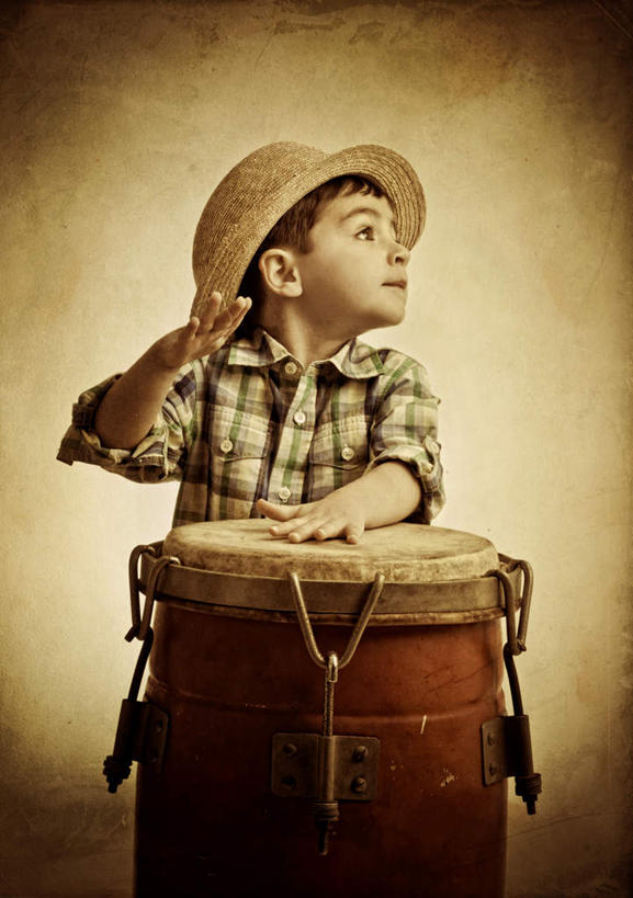 西方人,儿童,一个人,站,竖图,室内,白天,正面,衬衫,纯洁,帽子,欧洲,欧洲人,仅一个男性,仅一个人,阴影,黄色背景,风俗,民俗,光线,草帽,影子,鼓,乐器,扭头,注视,小孩,观察,看,站着,转头,仅一个小孩,可爱,童年,童趣,摄影,影棚,观看,打击乐器,拍打,察看,节奏,节拍,关注,童真,烂漫,无邪,非洲鼓,民风,传统乐器,天真,男孩,男人,男性,白种人,孩子,站立,半身,彩图,影棚拍摄,衬衣,拍摄,男生