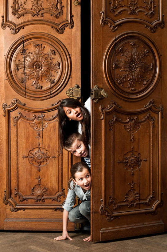 儿童,三个人,伙伴,朋友,家,站,蹲,竖图,室内,白天,正面,游戏,友谊,纯洁,门,一排,撑,弯腰,惊讶,整齐,房屋,屋子,倾斜,玩,娱乐,楼房,住宅,排列,小孩,门框,打开,站着,张嘴,休闲,同学,可爱,童年,童趣,活动,惊奇,撑着,开启,捉迷藏,队列,发泄,消遣,智力,歪斜,偷窥,张大嘴巴,童真,烂漫,无邪,宣泄,弯身,诧异,窃看,窃视,惊疑,惊异,天真,友情,男孩,男人,男性,女孩,女人,女性,张开嘴,蹲着,玩耍,嬉戏,站立,半身,彩图,房子,男生,女生