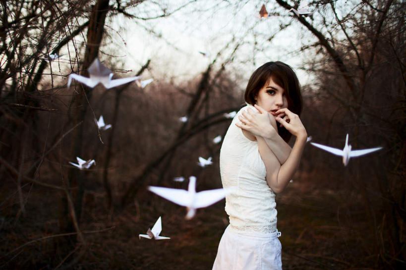 西方人,一个人,站,双手交叉,横图,室外,白天,侧面,植物,欧洲,欧洲人,仅一个年轻女性,仅一个女性,仅一个人,阴影,服装,朦胧,模糊,艺术,光线,影子,折纸,纸艺,手工艺品,枝条,千纸鹤,注视,休闲装,文化,树,树木,树枝,衣服,阳光,纸鹤,工艺品,观察,看,站着,休闲服,服饰,观看,散发,察看,双手抱胸,高雅,关注,工艺折纸,自信心,品位,虬枝,枝杈,年轻女性,女人,女性,白种人,站立,半身,彩图