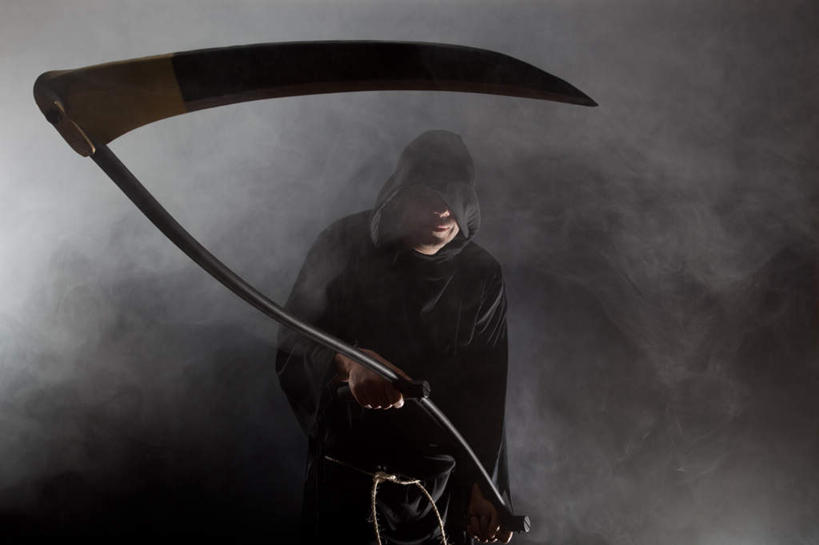 一个人,站,举,横图,室内,夜晚,正面,仅一个男性,仅一个人,仅一个中年男性,握,服装,朦胧,模糊,长袍,烟雾,拿,拿着,腰带,衣服,黑色,托,站着,握着,服饰,皮带,恐怖,衣着,穿着,镰刀,可怕,配饰,邪恶,裤带,可骇,衣饰,罪恶,险恶,恐惧,男人,男性,中年男性,举起,举手,举着,向上举,向上伸,向上托,站立,半身,彩图