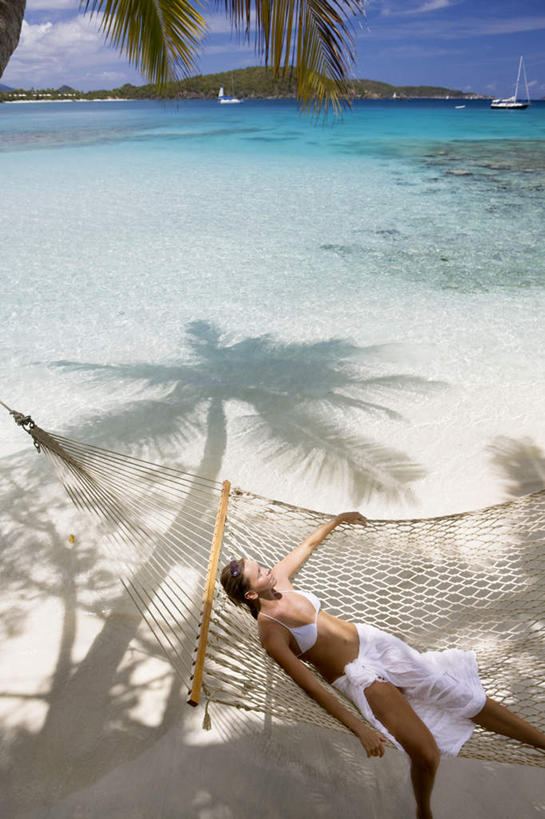 西方人,一个人,躺,伸展双臂,睡,竖图,俯视,室外,白天,泳装,比基尼,沙滩,山,床,吊床,欧洲,欧洲人,仅一个年轻女性,仅一个女性,仅一个人,吊挂,悬挂,阴影,光线,沙子,影子,海岸,山峰,沙地,山峦,挂,阳光,享受,安逸,安适,清闲,卧着,年轻女性,女人,女性,白种人,海滩,敞开双臂,困,困觉,寝息,伸开双臂,睡觉,躺着,卧,展开双肩,张开手臂,张开双臂,半身,彩图,高角度拍摄,三点式,泳衣