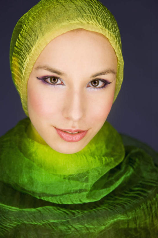 西方人,一个人,站,竖图,室内,白天,正面,欧洲,欧洲人,仅一个年轻女性,仅一个女性,仅一个人,阴影,灰色背景,装饰,鲜艳,光线,影子,美丽,注视,漂亮,肩膀,黄色,彩妆,纱巾,观察,看,站着,摄影,影棚,观看,华丽,修饰,点缀,察看,优美,关注,摩登,艳丽,衬托,美观,雅致,雅观,斑斓,标致,瑰丽,娇艳,锦绣,娟秀,俊丽,奇丽,俏丽,时兴,秀丽,年轻女性,女人,女性,白种人,站立,半身,彩图,影棚拍摄,拍摄