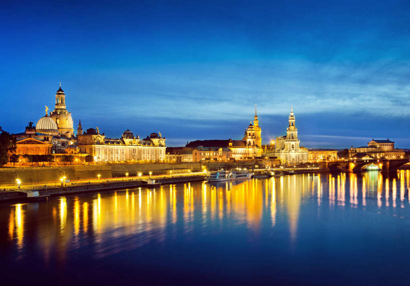 无人,教堂,横图,室外,白天,正面,旅游,度假,河流,日落,水,窗户,标志建筑,道路,地标,建筑,路,路灯,公路,船,照明,德国,欧洲,阴影,波纹,节日,平静,光线,影子,墙,河水,水流,晚霞,霞光,落日,灯光,交通,涟漪,文化,娱乐,建设,游轮,玻璃窗,墙壁,墙面,游船,灯,倒影,水纹,阳光,黄昏,交通工具,波浪,祈祷,享受,休闲,健康,旅游胜地,彩霞,安静,放松,许愿,宗教,信仰,纪念,宁静,祈求,照亮,倒映,照明设备,西欧,静谧,载具,信念,德意志联邦共和国,圣母大教堂,水晕,镇静,冷静,沉静,旅游船,恬静,安祥,僻静,清静,太平,夕照,反照,德累斯顿,萨克森州,萨克森自由州,德累斯顿圣母大教堂,德累斯顿圣母教堂,平安,夕阳,马路,彩图,大教堂,礼拜堂,斜阳