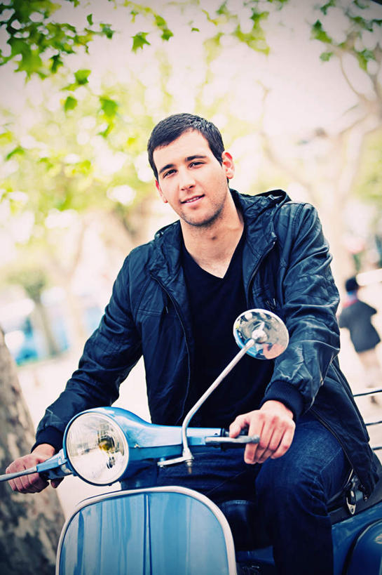 西方人,一个人,坐,竖图,室外,白天,正面,摩托车,叶子,欧洲,欧洲人,仅一个男性,仅一个人,握,阴影,服装,朦胧,模糊,光线,影子,绿叶,注视,休闲装,车,仅一个年轻男性,衣服,阳光,交通工具,观察,看,休闲服,嫩叶,握着,服饰,欢快,观看,察看,关注,载具,欢喜,欢欣,欢畅,男人,男性,年轻男性,白种人,叶,叶片,坐着,半身,彩图,高兴,欢乐