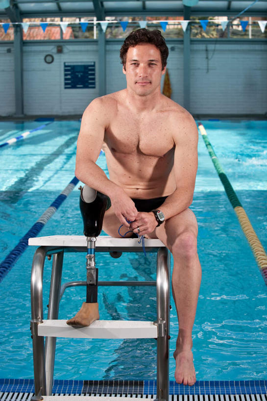 西方人,一个人,病人,运动员,体育馆,游泳池,起跑线,坐,竖图,室外,白天,正面,锻炼,运动,水,欧洲,欧洲人,仅一个男性,仅一个人,水池,水面,注视,泳池,泳道,仅一个年轻男性,观察,看,观看,察看,游泳馆,关注,残疾,残疾人,伤残,残障,弱势群体,体育,男人,男性,年轻男性,白种人,患者,就医者,体育运动员,运动选手,坐着,彩图,全身,健身