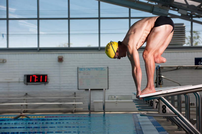 西方人,一个人,病人,运动员,体育馆,游泳池,起跑线,站,横图,室外,白天,侧面,锻炼,运动,水,欧洲,欧洲人,仅一个男性,仅一个人,弯腰,准备,水池,水面,训练,注视,泳池,泳道,仅一个年轻男性,观察,看,站着,观看,察看,游泳馆,练习,关注,跳板,残疾,残疾人,伤残,弯身,残障,弱势群体,体育,男人,男性,年轻男性,白种人,患者,就医者,体育运动员,运动选手,站立,彩图,全身,健身